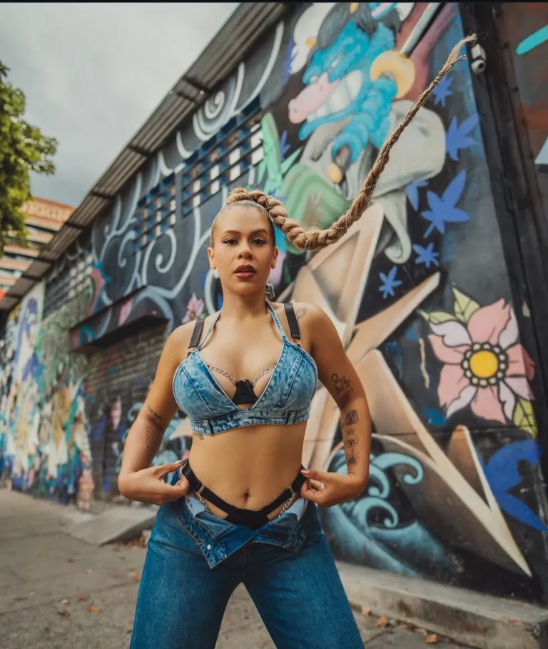 Saday Vásquez con look denim frente a grafiti