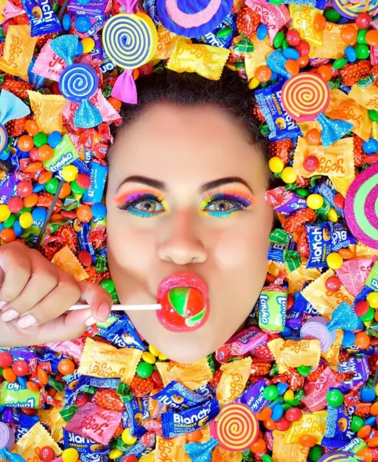 Editorial creativo de maquillaje colorido con dulces