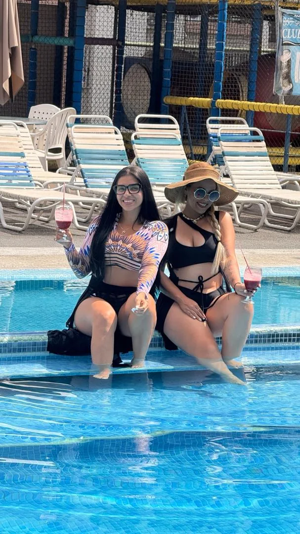 Saday Vásquez y amiga disfrutando un día de piscina
