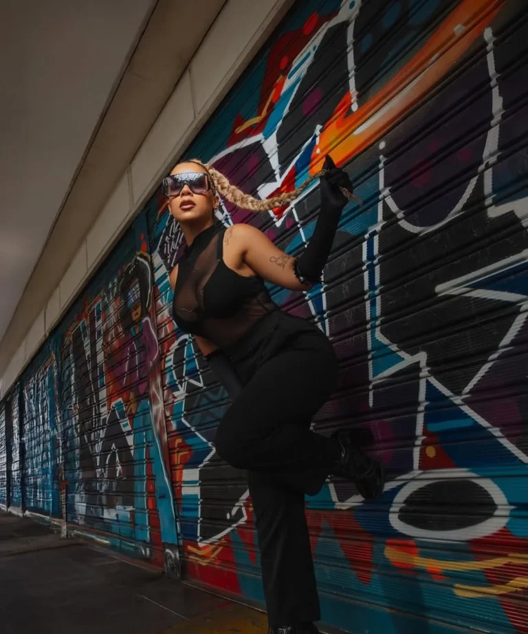 Saday Vásquez con look total black en la calle
