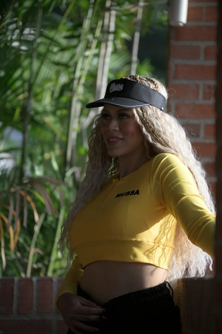 Saday Vásquez con top amarillo Mussa