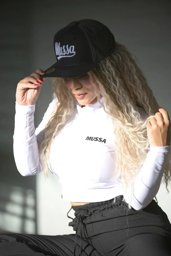 Saday Vásquez con conjunto blanco y negro Mussa